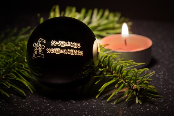 Glückwunsch-Kugel mit Kerze und Tannenzweig